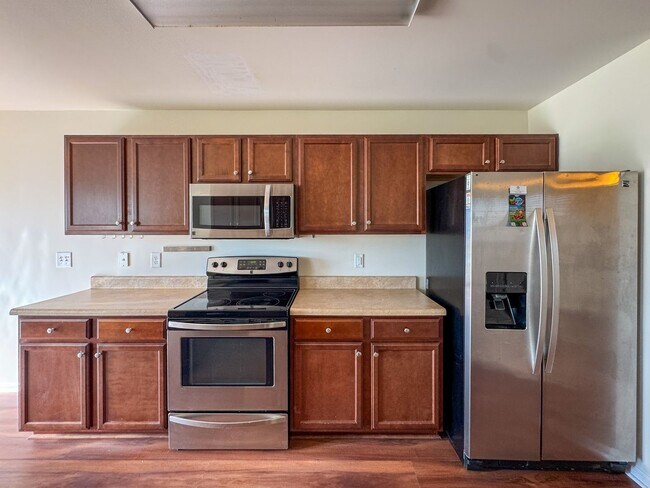 Building Photo - Lovely 5 Bed 3 Bath Home with Community Amenities