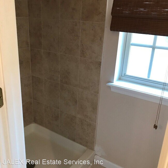 Building Photo - 3 br, 2.5 bath House - 2029 Powell Dr