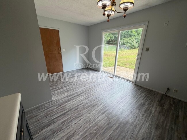 Building Photo - 910 Timberline-