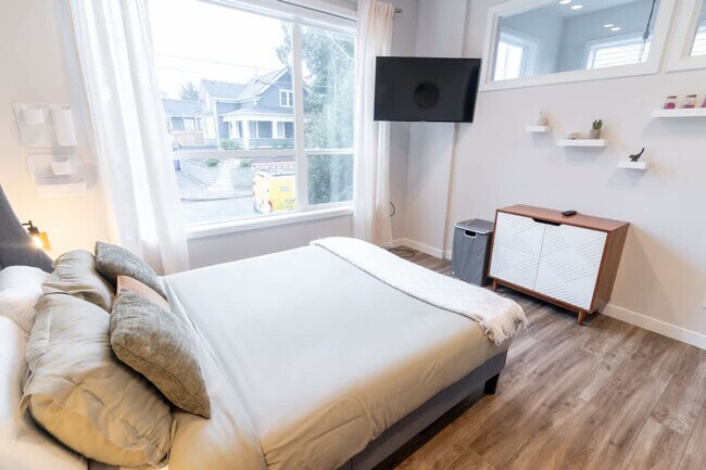 Building Photo - 5177 NE 14th Pl