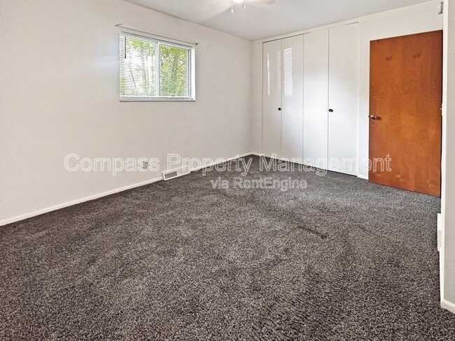 Building Photo - 2832 S Burdick St