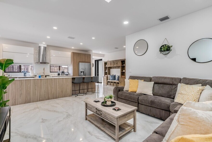 Building Photo - 828 SW 14th Ct