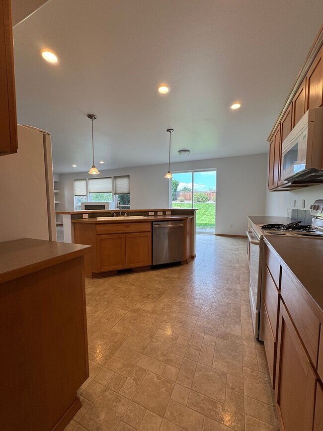 Building Photo - Large 4 Bed Rental in Established Neighbor...