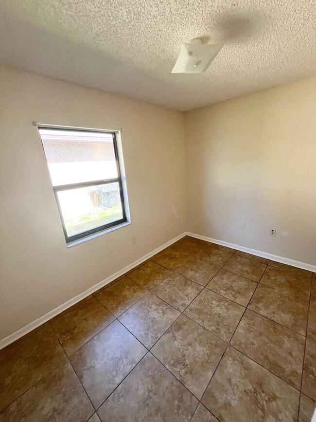 Building Photo - GORGEOUS 3BR/1.5BA Duplex! Convenient Location! NO APPLICATION FEE!