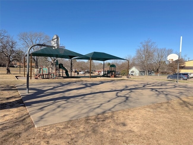 Building Photo - 1108 W Day St