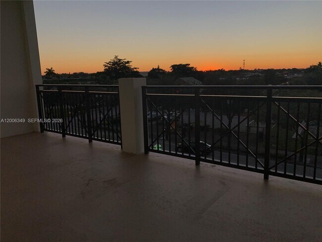 Building Photo - 4100 Davie Rd