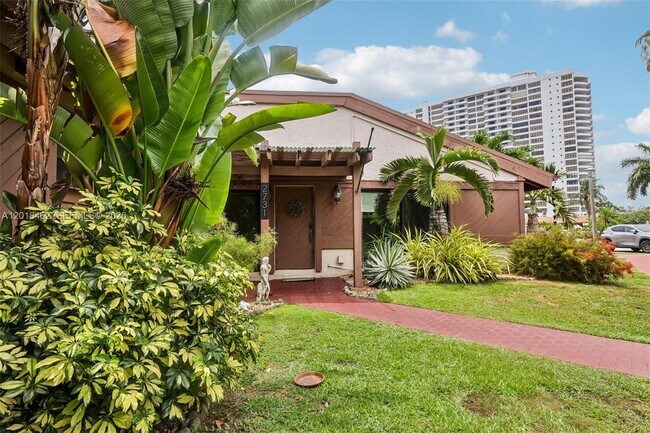Building Photo - 2731 Parkview Dr S