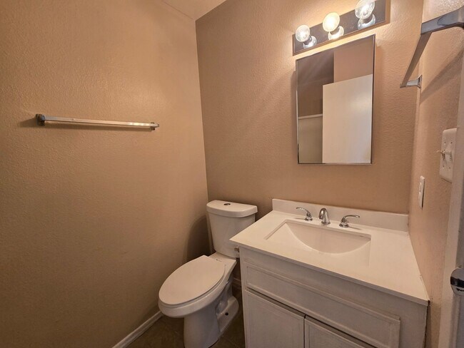 Building Photo - 3 Bedroom Home off of Hollywood– Now Offer...