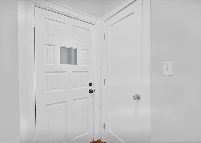 Building Photo - Renovated 2 Bedroom in Downtown Victorian Complex