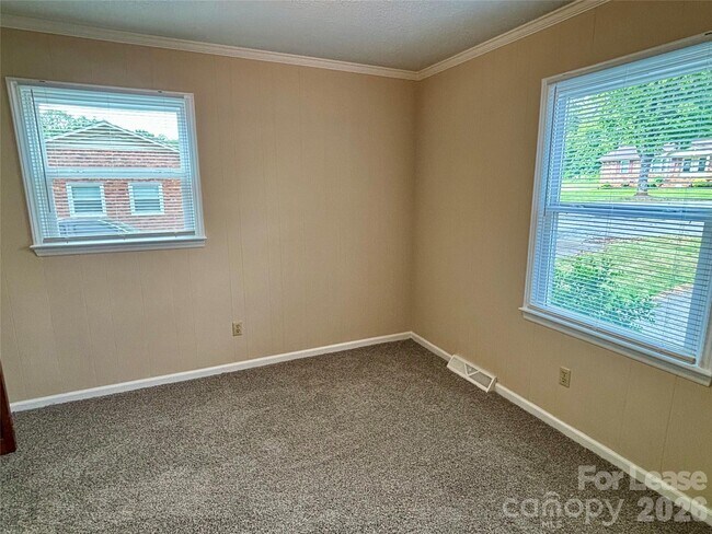 Building Photo - 1388 Roundtree Ln
