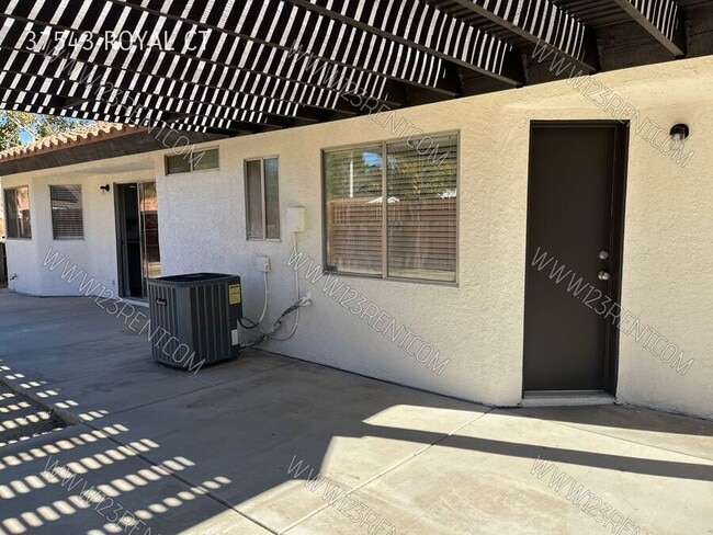 Building Photo - 37543 Royal Ct