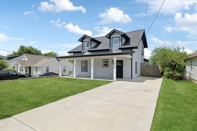 Building Photo - Beautifully Remodeled Home Just Minutes From Downtown Nashville