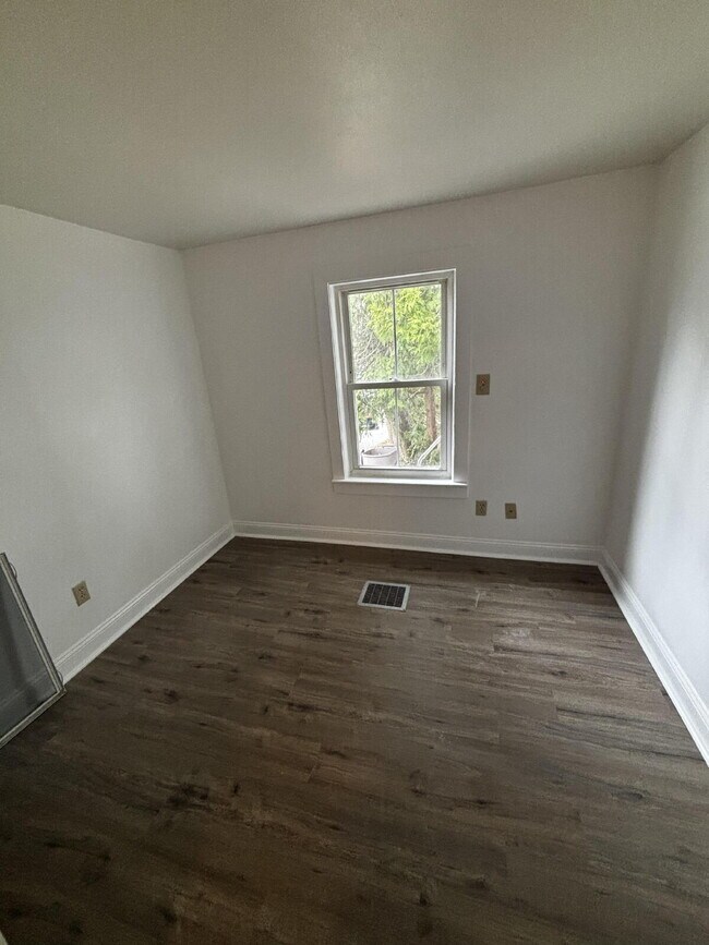 Building Photo - Bright, Updated 2-Bedroom Apartment in a Convenient Bath Location