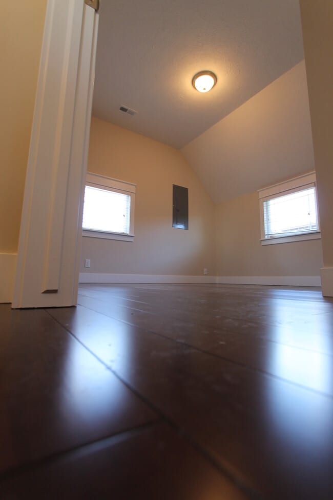 Building Photo - Luxury Finishes - Top-Floor Duplex Unit -- Mid-Town with a View