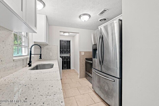 Building Photo - 4504 Lincrest Dr S