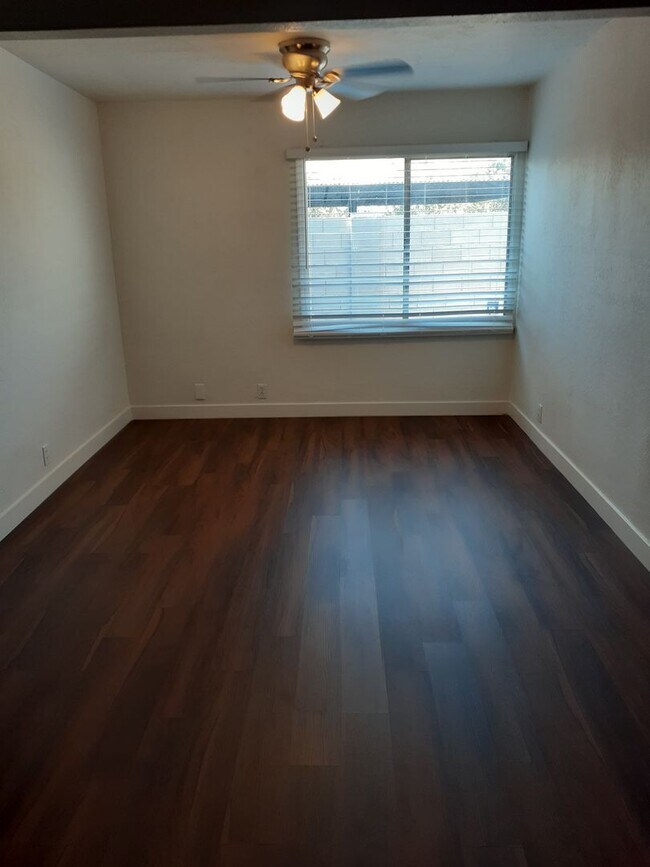 Building Photo - Spacious 4 Bed/2 Bath With Den  Updated Dec 2023.