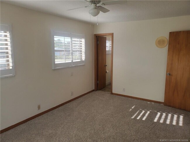 Building Photo - 4203 NE Skyline Dr