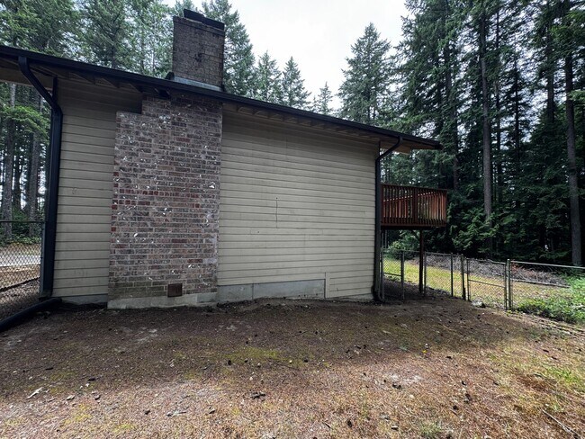 Building Photo - Silverdale Split-Level Home with Bonus Are...