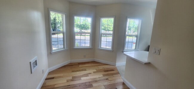 Building Photo - East Sac Charmer