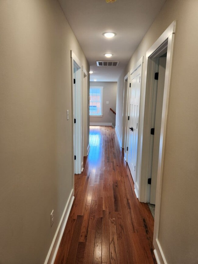 Building Photo - Chesterfield - 5 Bed 3.5 Bath Newer Modern...