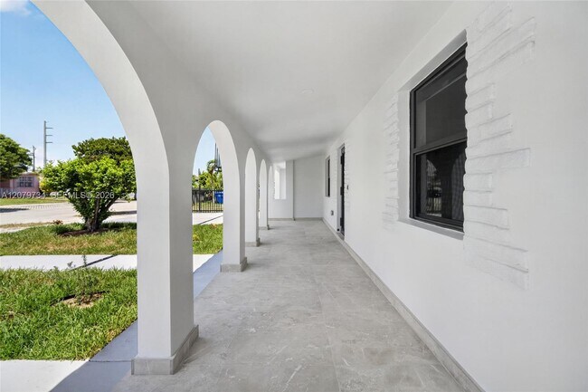 Building Photo - 1011 NW 30th Ct