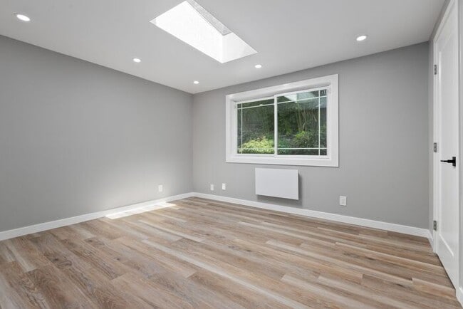 Building Photo - Elegant Air-Conditioned Newly Remodeled Matthews Beach Rambler