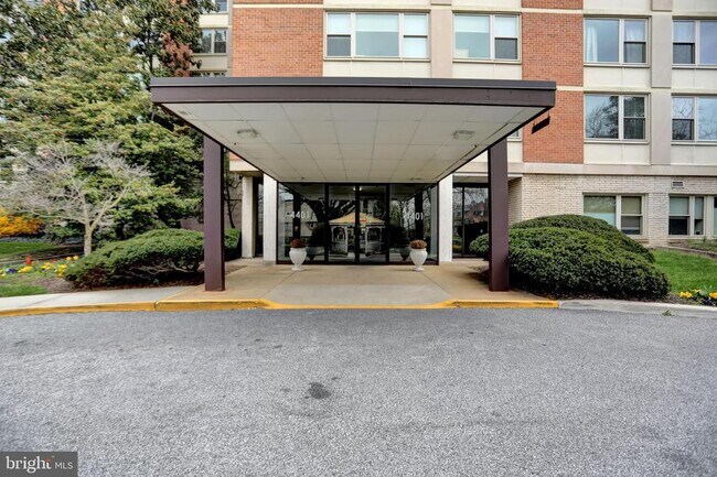 Building Photo - 4401 Roland Ave