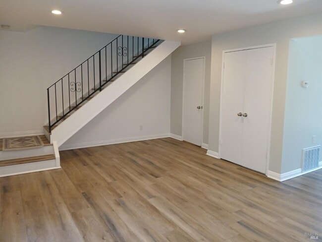 Building Photo - 381 Wall Pl