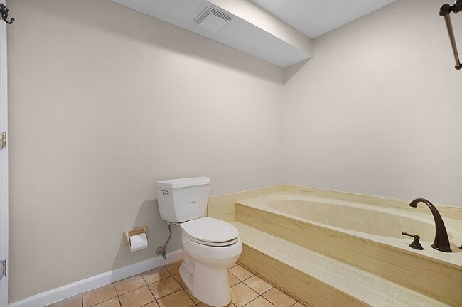 Building Photo - Spacious 2-Bedroom, 2-Bath Condominium in ...