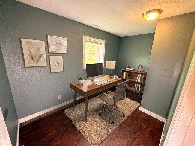 Building Photo - Spacious 3 Bedroom / 1 Bath Apartment in Sugar Creek *Ready Now*