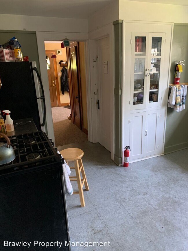 Building Photo - 5 br, 2.5 bath House - 114 E. 1st St