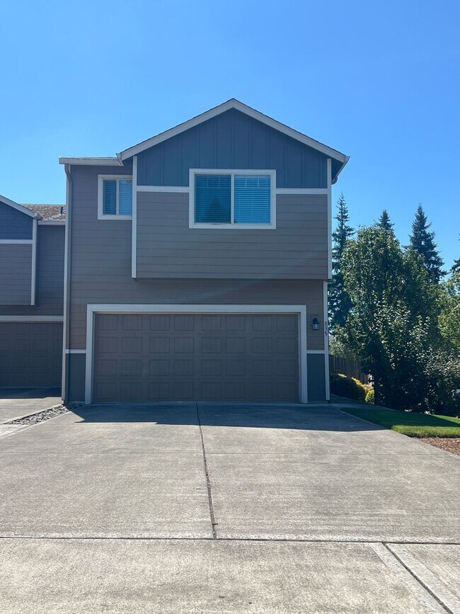 Building Photo - Ask about free rent... Nearly New, wonderf...