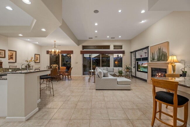 Building Photo - 727 Arrowhead Dr