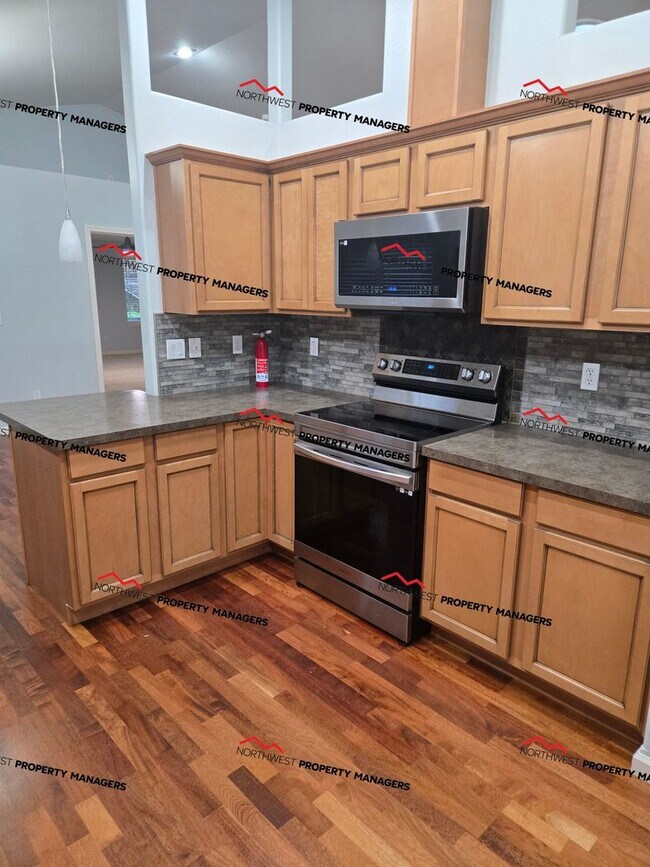 Building Photo - STATUS: AVAILABLE | R131B | $2700 *** MOVE IN SPECIAL ***