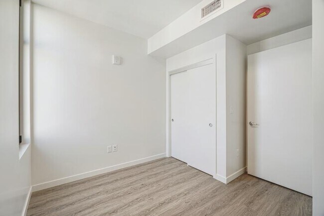 Building Photo - New Contemporary Sunny Apartment With Views