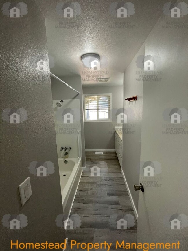 Building Photo - Hard to find 3 bedroom 2, bathroom.