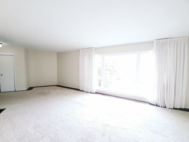 Building Photo - Lovely top floor condo unit; 2 bed/ 2 bath
