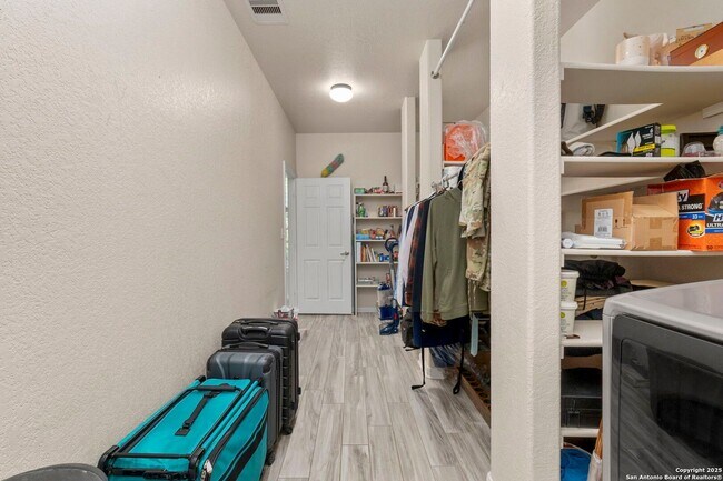 Building Photo - Charming Home Awaits: Spacious & Modern Li...