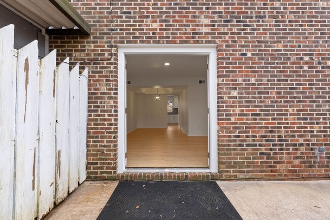 Building Photo - 111 Fernridge Dr