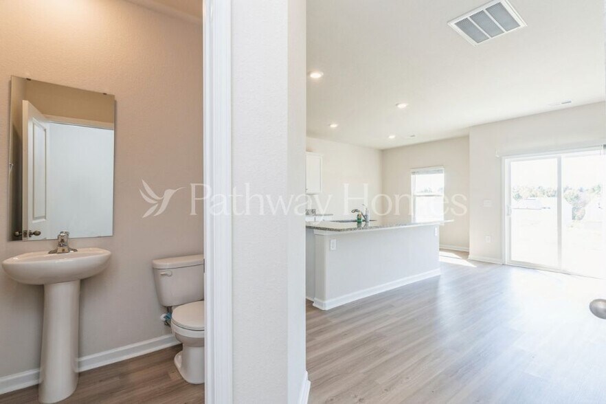 Building Photo - 102 N Sina St