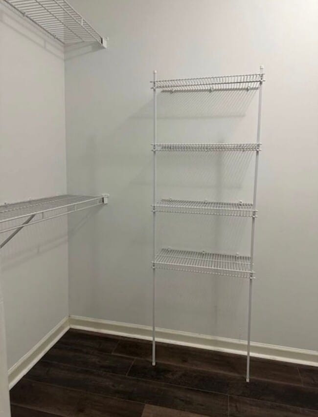 Building Photo - 2 Bedroom Townhome Conveniently Located in...