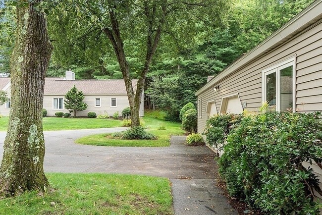 Building Photo - 5 Daybreak