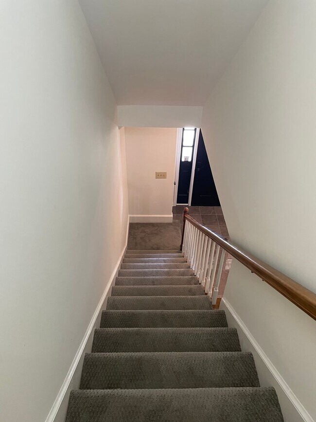 Building Photo - Large 4/4 House in Maplewood $2,650