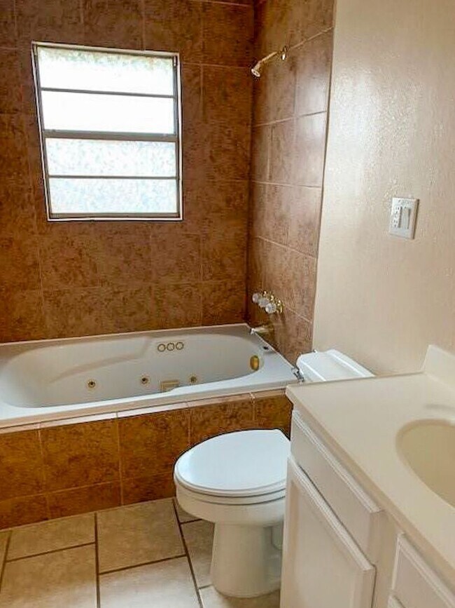 Building Photo - Decatur Home 3 Bedroom 2 Bath