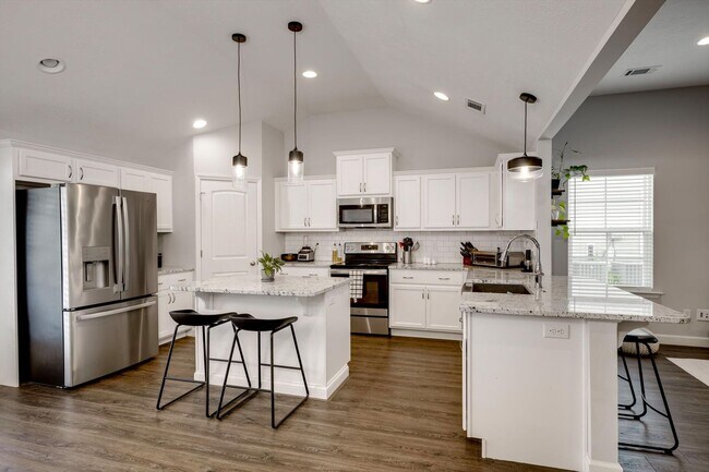 Building Photo - 858 Goodale Dr