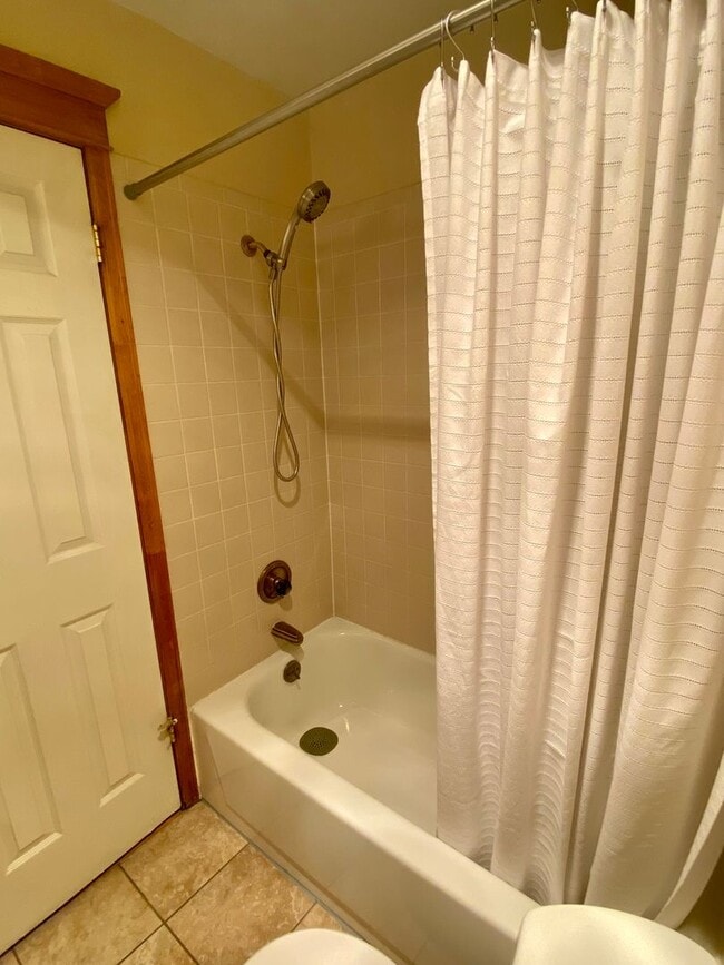 Building Photo - Sunny, Cozy 1 Bedroom Condo - Available for Move-in Now!