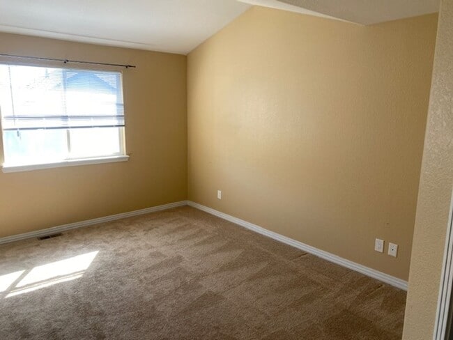 Building Photo - 3 bed 3 bath townhome - Ready 4/10/26
