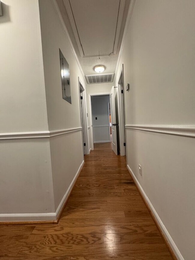 Building Photo - 305 Glen Oak Dr