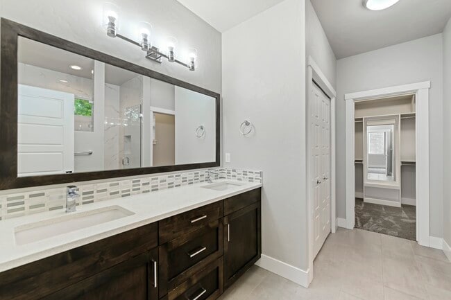 Building Photo - 23 W Arnaz St