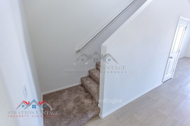 Building Photo - 5926 E Oasis Blvd